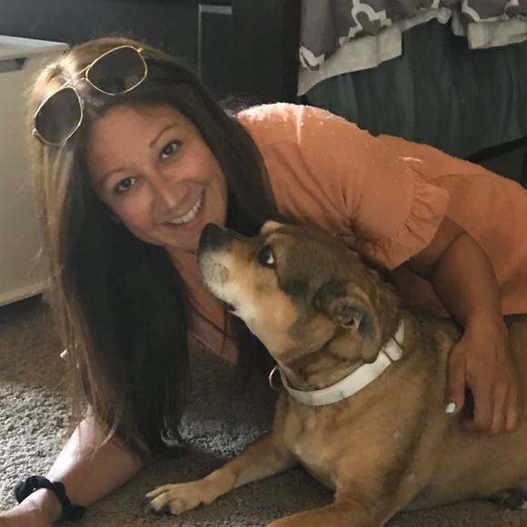 Profile Picture of Genice Ruiz (@genice23) on Poshmark