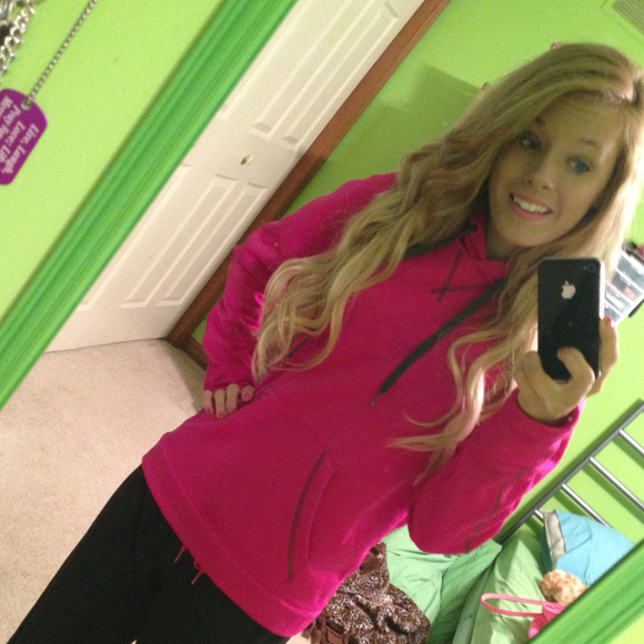 Profile Picture of Mackenzie Zipfel (@kenziinicole) on Poshmark