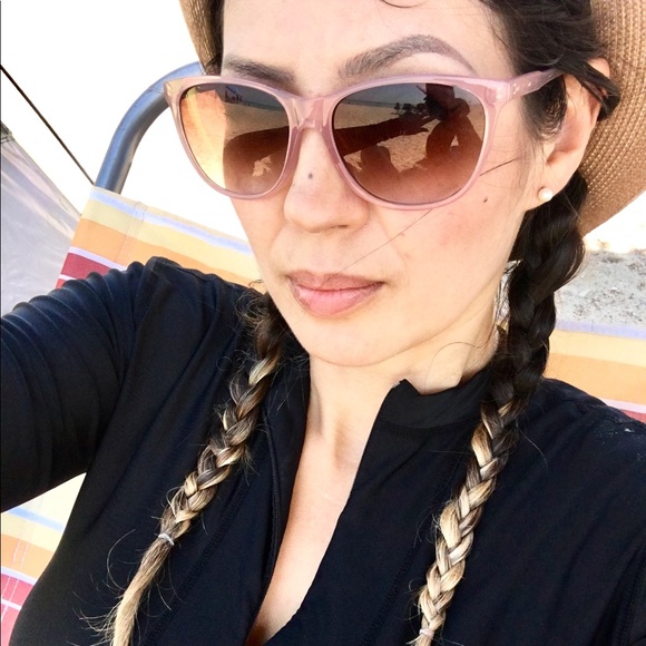 Profile Picture of Danielle Mcclinton (@foxsurgical) on Poshmark