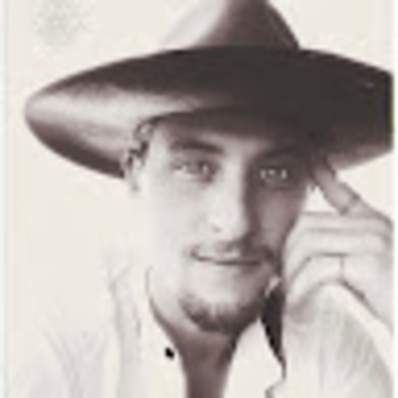 Profile Picture of Stephen Lecky (@lecky108) on Poshmark