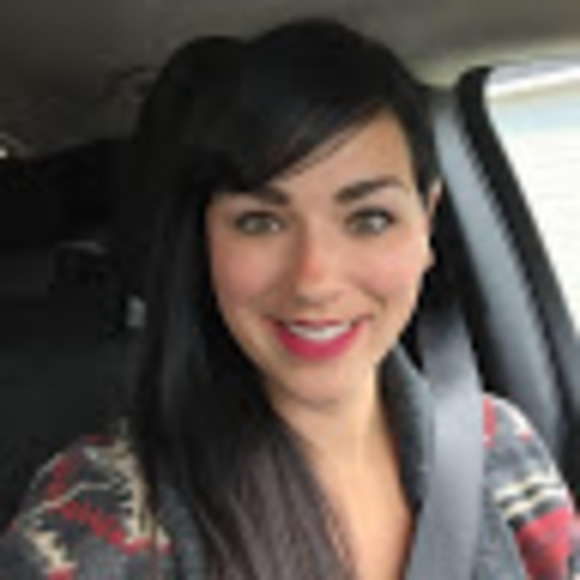 Profile Picture of Nadine Leszkovics (@nleszkovics) on Poshmark