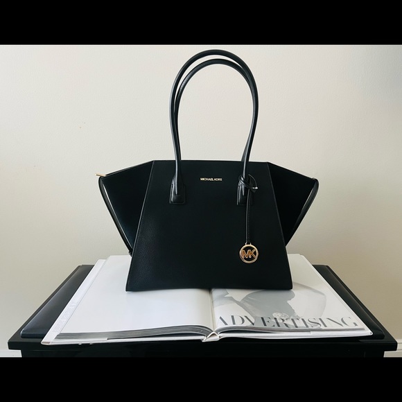 Profile Picture of Irina Lizarazo (@gogofashion) on Poshmark