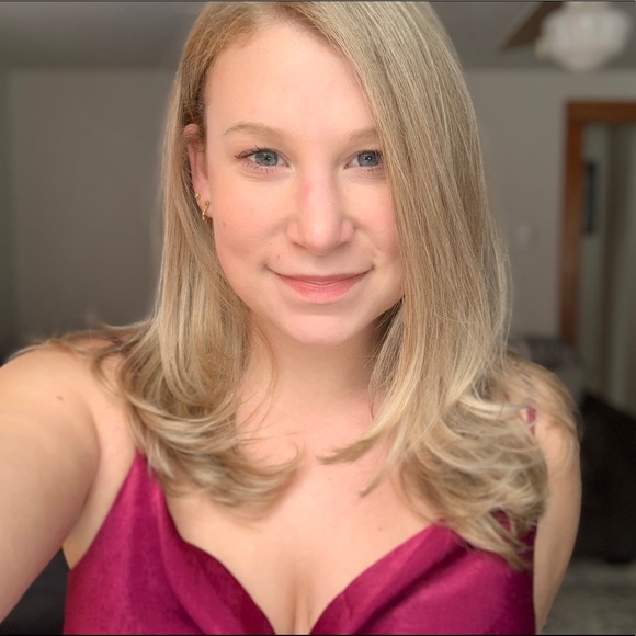 Profile Picture of Amanda Mcdevitt (@amandaxolynn) on Poshmark