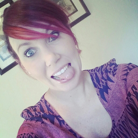 Profile Picture of Nichole Hinkle (@nicrenjun) on Poshmark