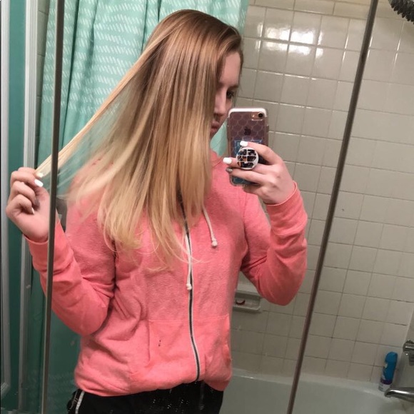 Profile Picture of Kennedy Lea (@kennnedyaannn) on Poshmark