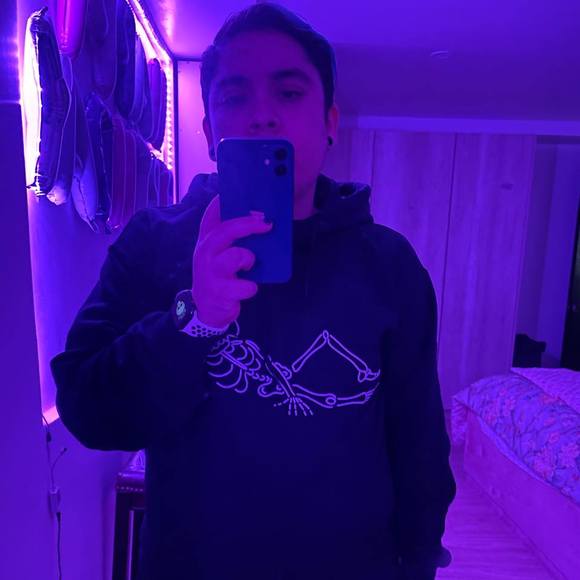 Profile Picture of Itzia Romero (@pops_25) on Poshmark