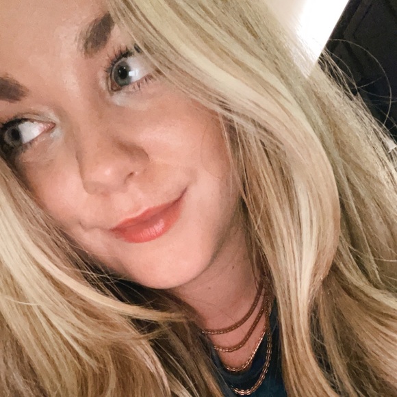 Profile Picture of Hanna Teevan (@hanteev) on Poshmark