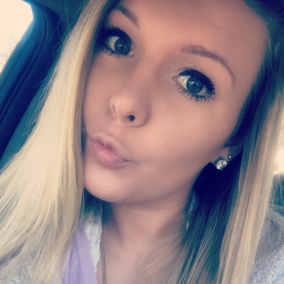 Profile Picture of Rachel Wittenbraker (@rachelwitt12) on Poshmark