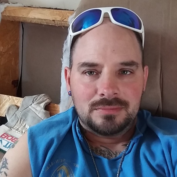 Profile Picture of Matthew Larue (@matthewlarue31) on Poshmark