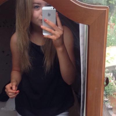 Profile Picture of Hollie Waring (@hollieAmelia1) on Twitter