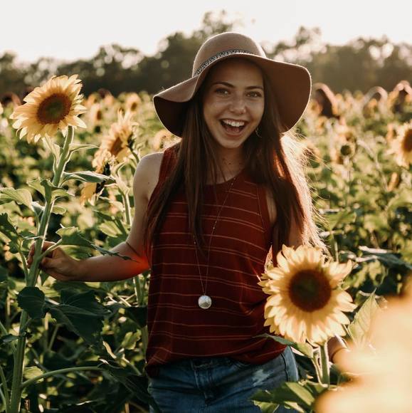 Profile Picture of Emma Confusione (@emmaconfusione) on Poshmark