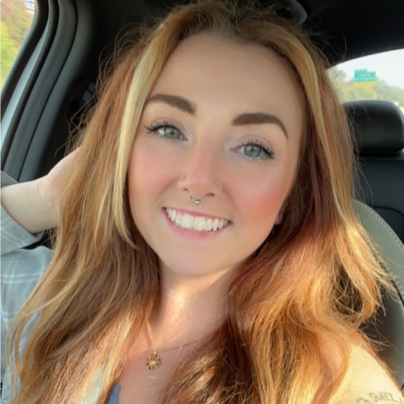 Profile Picture of Ashlyn Daugherty (@smashlyndarty) on Poshmark