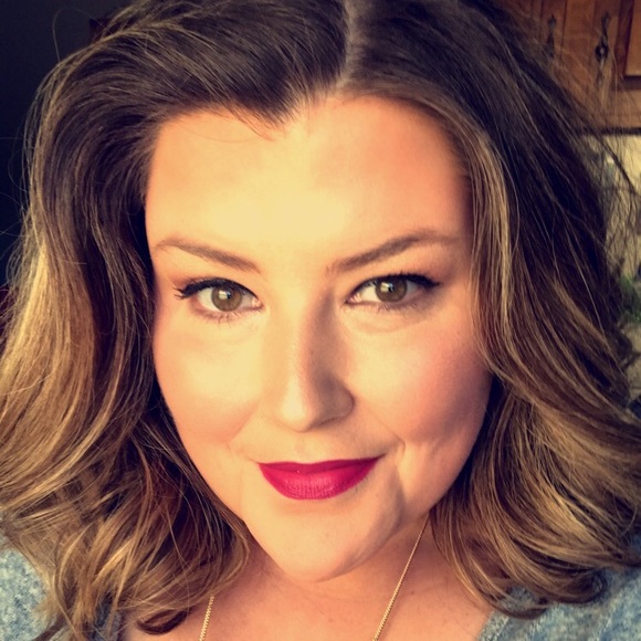 Profile Picture of Alice Bailey (@alicecbailey) on Poshmark
