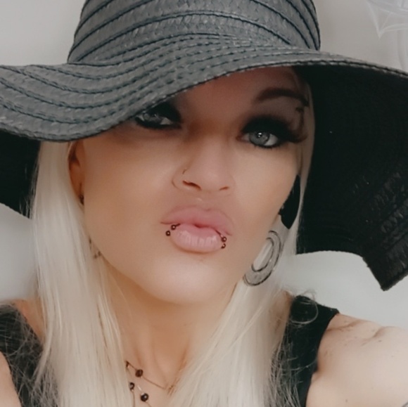 Profile Picture of Christy Burgardt (@wickedsweet0182) on Poshmark