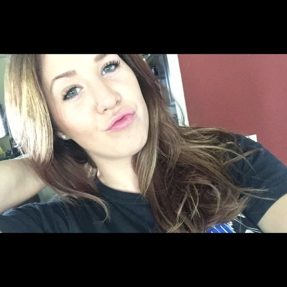 Profile Picture of Amanda Brenkus (@amandabeee3) on Poshmark