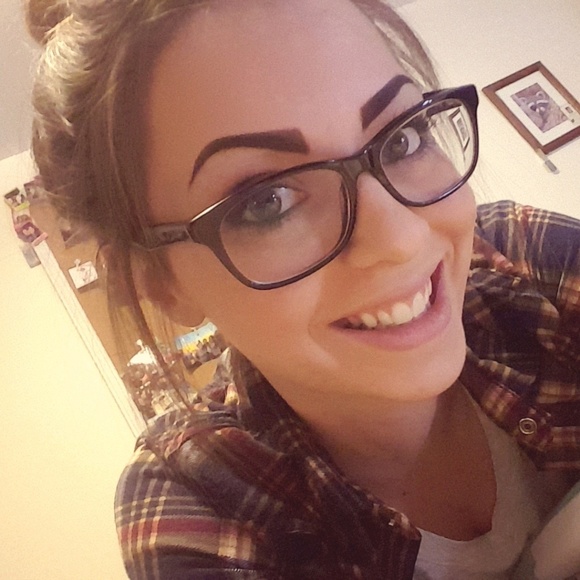 Profile Picture of Nicole Peronto (@nicperonto) on Poshmark