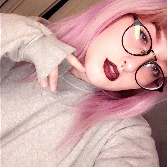 Profile Picture of Minnette Stockwell (@peachyslut) on Poshmark