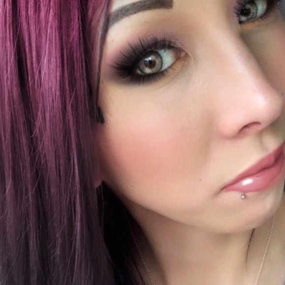 Profile Picture of Stephanie Thomas (@kissxmakeup) on Poshmark