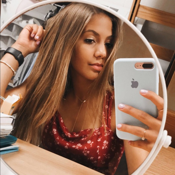 Profile Picture of Emanuelle Lopes (@emanuelle02) on Poshmark