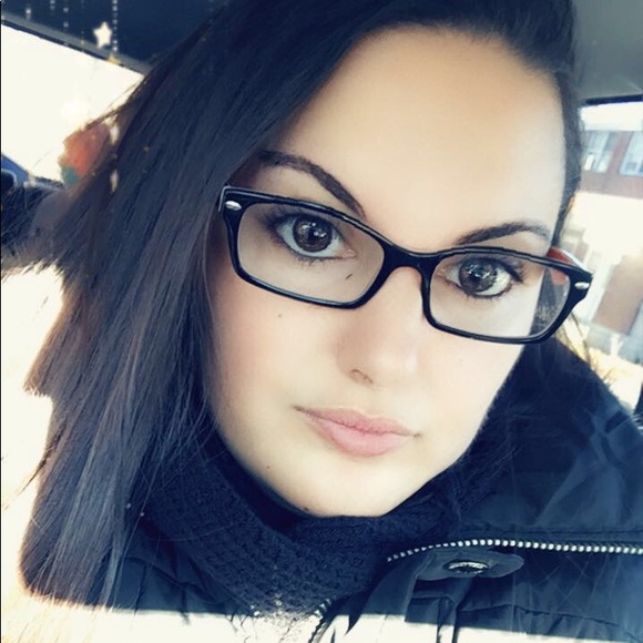 Profile Picture of Stephanie Capone (@capone1990) on Poshmark