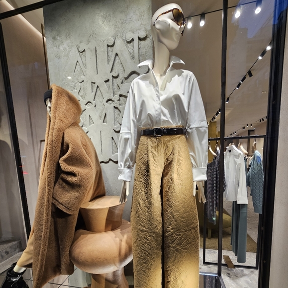 Profile Picture of Centanni 100 (@centanni100) on Poshmark