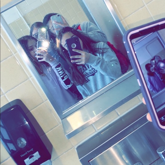 Profile Picture of Sofia Smith (@giakourscloset) on Poshmark