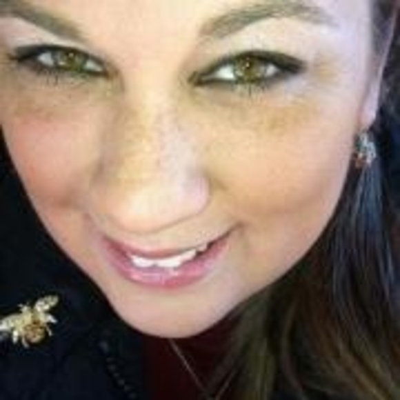 Profile Picture of Louanne Young (@louanne25) on Poshmark