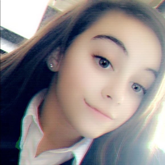 Profile Picture of Ava Malamut (@avamut) on Poshmark