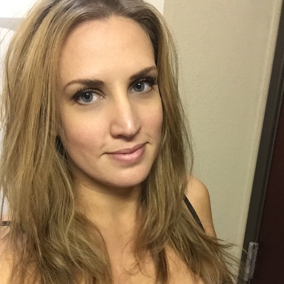 Profile Picture of Cassandra Hoff (@cassyciello) on Poshmark