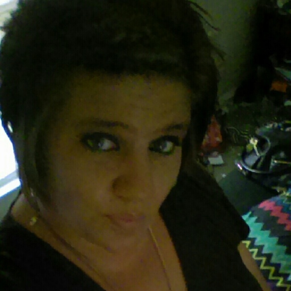 Profile Picture of Victoria Bozung (@vbozung) on Poshmark