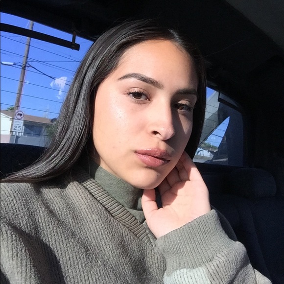 Profile Picture of Evelyn Esparza (@uwuevelyn) on Poshmark