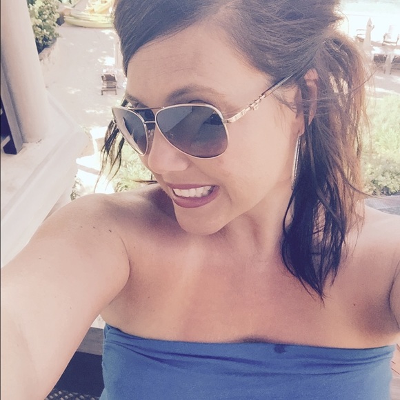 Profile Picture of Jennifer Montpas (@jenmontpas) on Poshmark