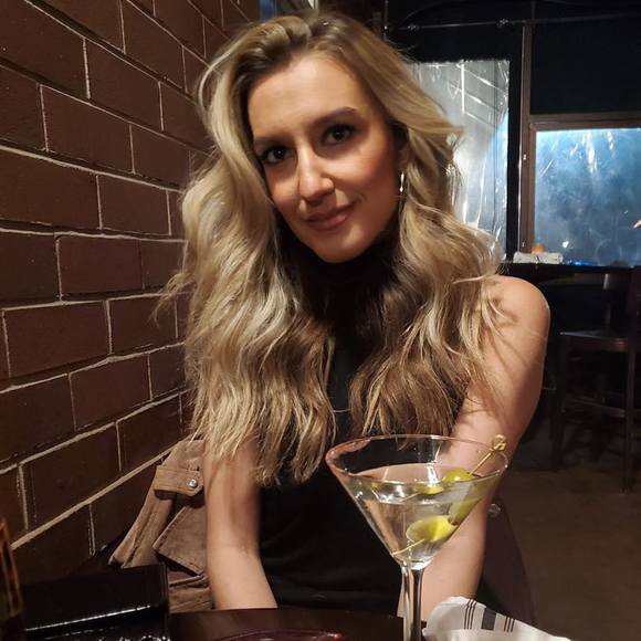 Profile Picture of Alexandra Chapman (@alexandrachapma) on Poshmark