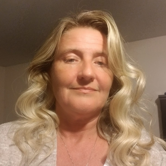 Profile Picture of Lisa Tavener (@ltavener) on Poshmark