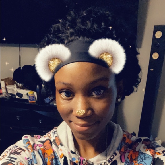 Profile Picture of Angel Hampton (@angelb33) on Poshmark