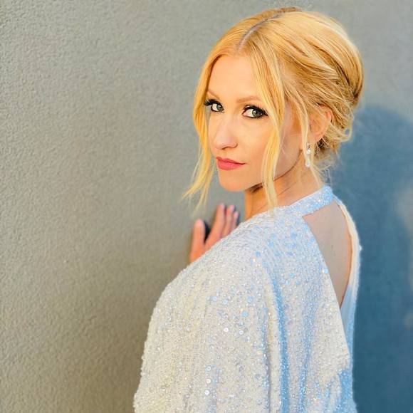 Profile Picture of Amanda Hellickson (@ahellickson) on Poshmark