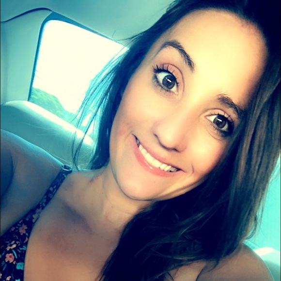 Profile Picture of Jessica Alves (@jessicaalves23) on Poshmark