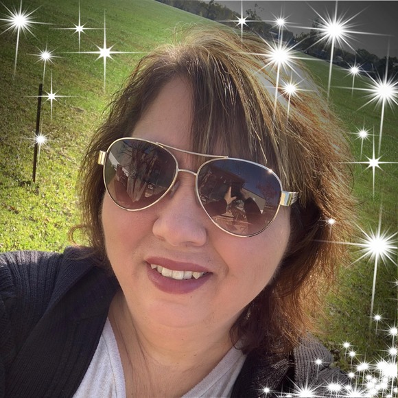 Tanya Abadie - Poshmark Profile Picture of Tanya Abadie (@taytay0213) on Poshmark