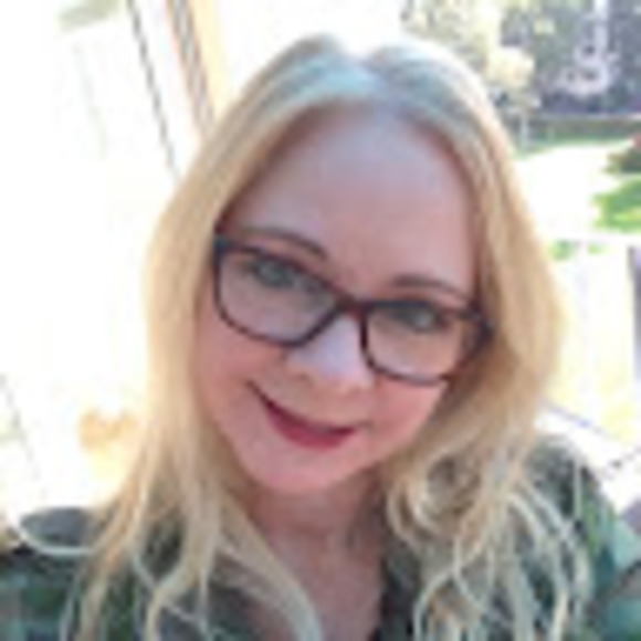 Profile Picture of Lori Maguire (@magulo) on Poshmark