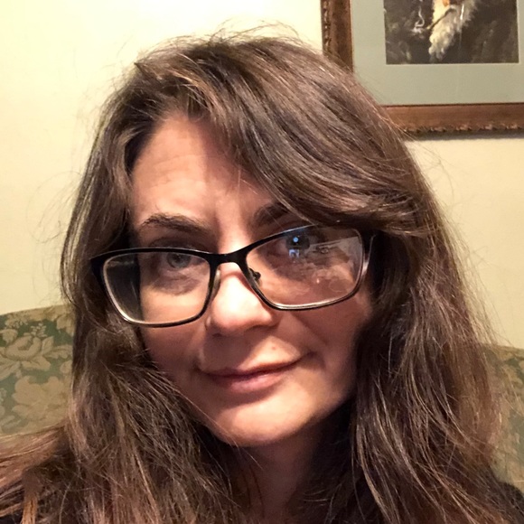 Profile Picture of Leslie Hoebelheinrich (@lesliesews) on Poshmark