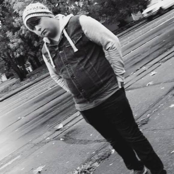 Profile Picture of Richard Kubishta (@richardkubishta) on Poshmark