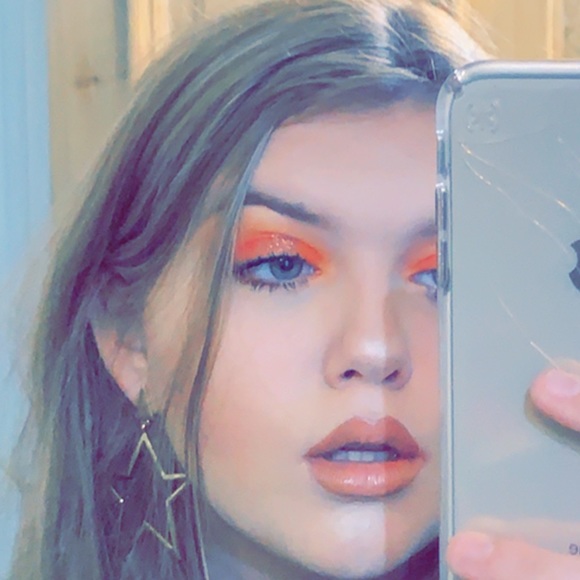 Profile Picture of Annabelle Hayes (@annaahayes) on Poshmark