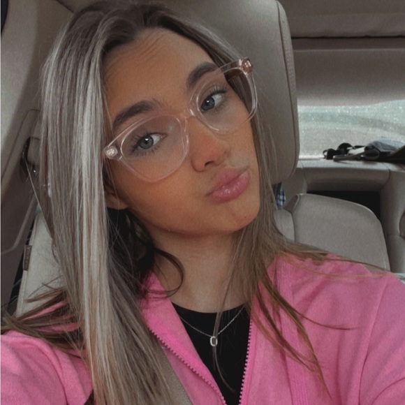 Profile Picture of Olivia Ritter (@oritter2003) on Poshmark