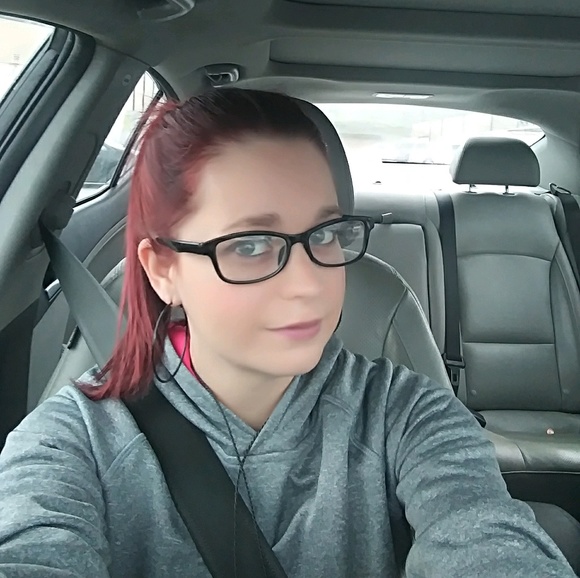 Profile Picture of April Lacefield (@aprilwhite7785) on Poshmark