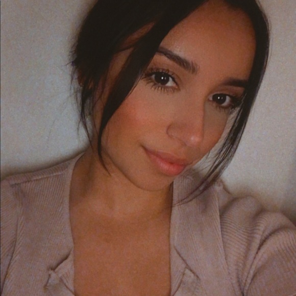 Profile Picture of Elena Anaya (@anayaelena) on Poshmark