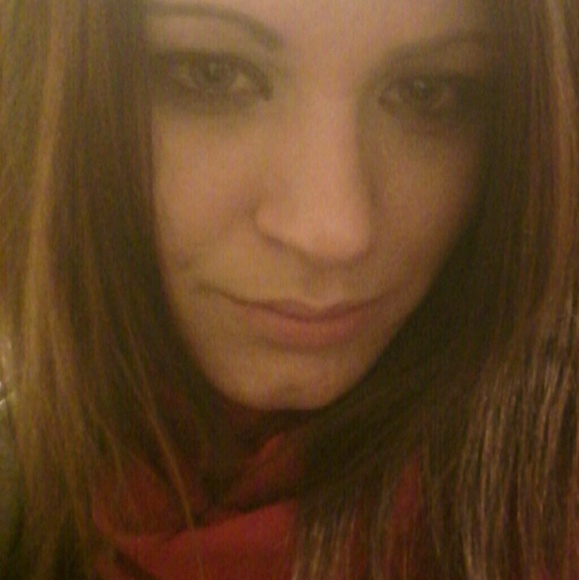 Profile Picture of Virginia Bugbee (@virginialea32) on Poshmark