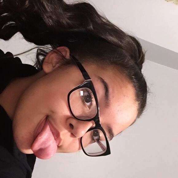 Profile Picture of Palagia Cook (@palagialeandra) on Poshmark