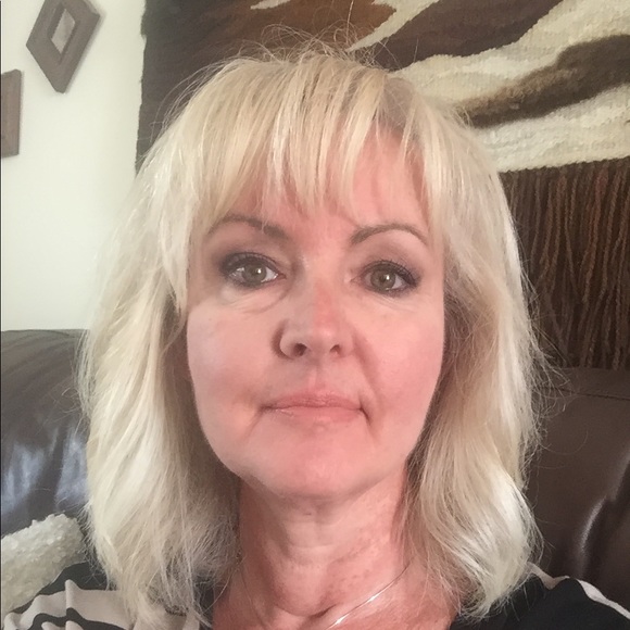 Profile Picture of Anita Brozyna (@anitabrozyna) on Poshmark