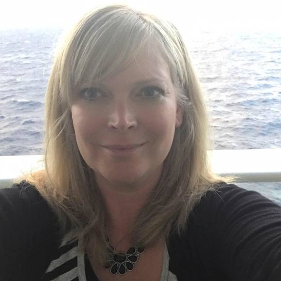 Profile Picture of Jennifer Gruner nevins (@jennifernevins) on Poshmark