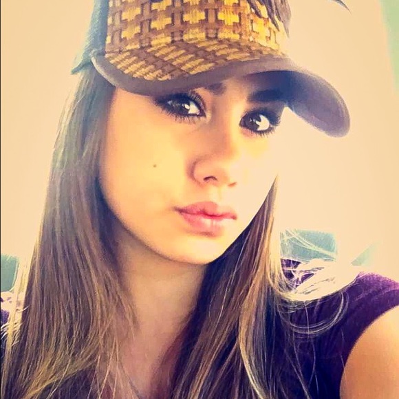 Profile Picture of Khalani Hennis (@khalanihennis) on Poshmark